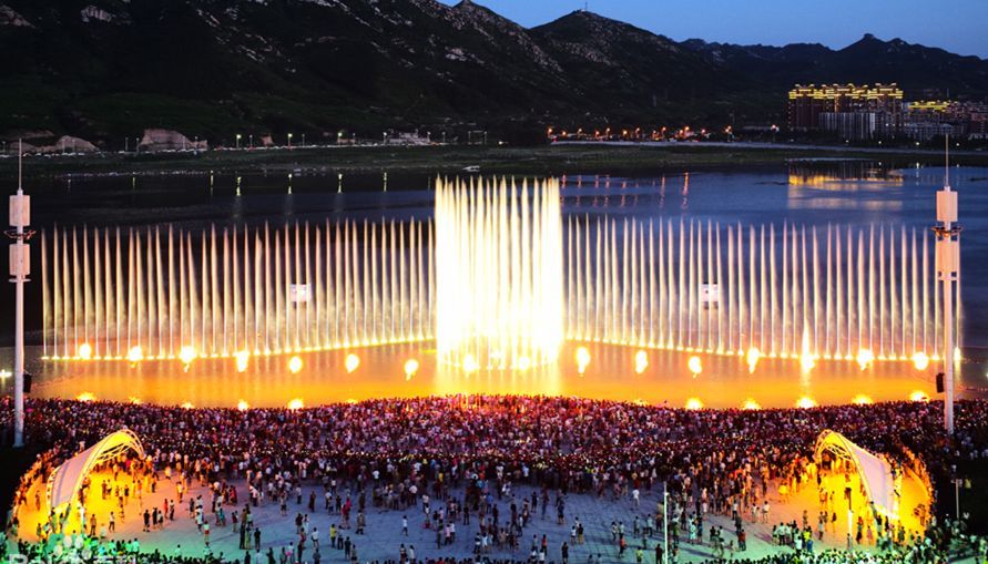 由北京中科水景设计并建造的朝阳大凌河音乐喷泉，试运行期间吸引百万观众观赏