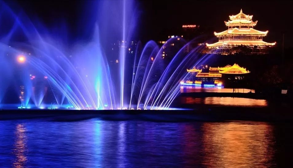 由北京中科水景设计并建造的朝阳大凌河音乐喷泉，试运行期间吸引百万观众观赏