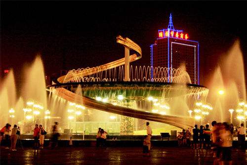 成都天府广场夜晚美丽的音乐喷泉