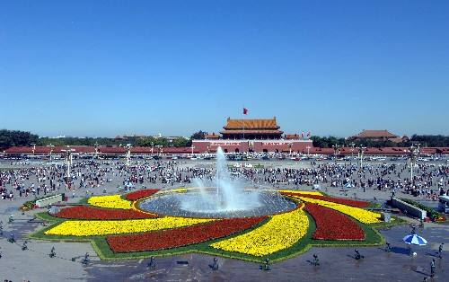国庆北京天安门音乐喷泉-观看群众排成排