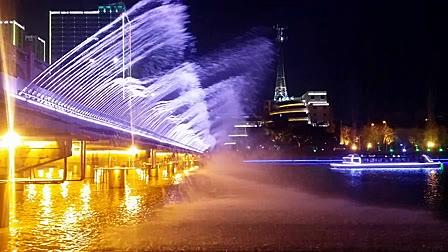 成都首个水域旅游夜航航线建成 “桥上喷泉瀑布”亮相