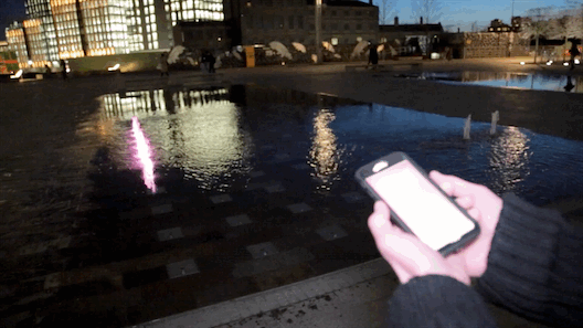 手机应用占领公共场所：操作伦敦喷泉玩《贪吃蛇》
