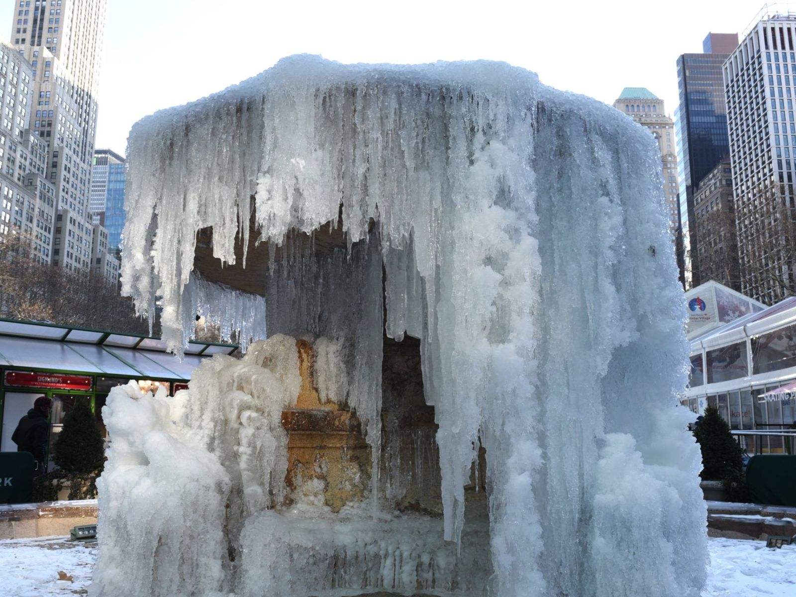 公园内喷泉因天气冷结冰，足足有五层楼高！