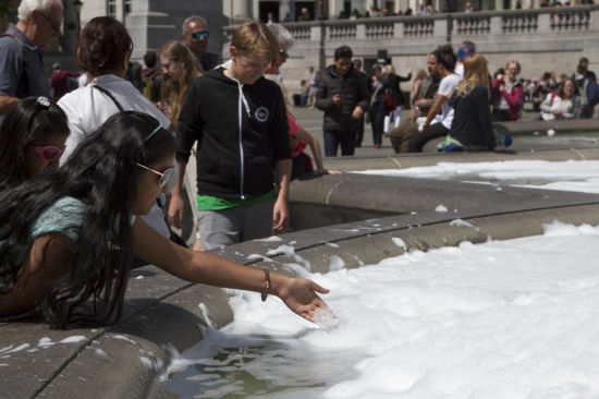 英国伦敦特拉法尔加广场喷泉“口吐白沫”疑似系游客恶作剧