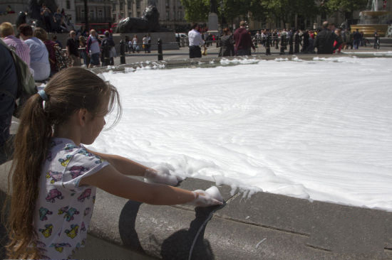 英国伦敦特拉法尔加广场喷泉“口吐白沫”疑似系游客恶作剧