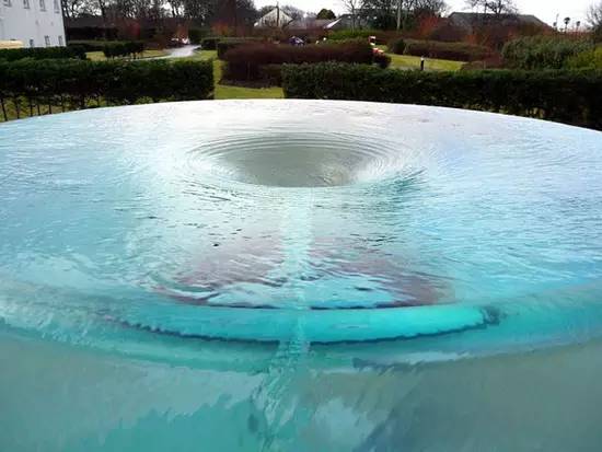 英国神奇的漩涡喷泉。