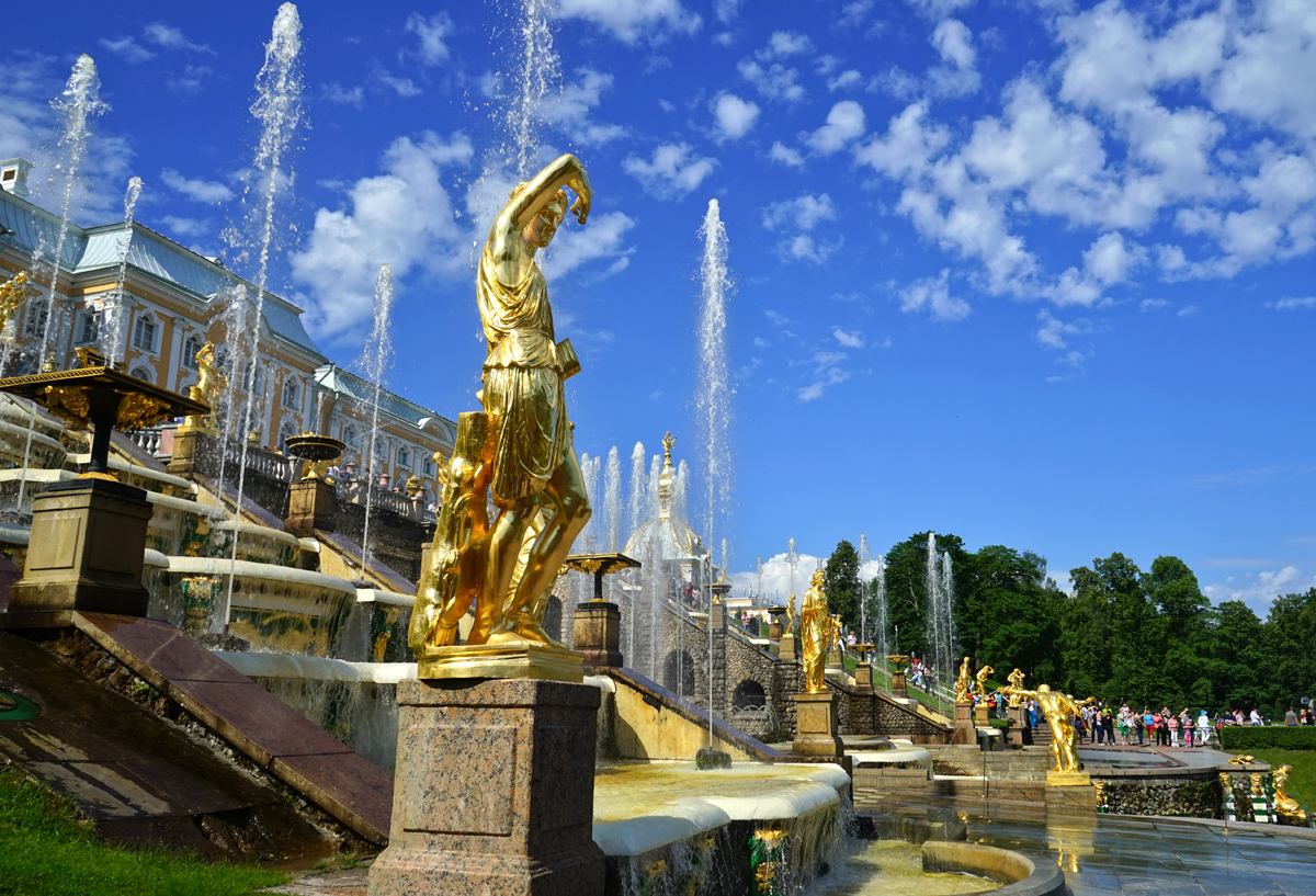 壮观的彼得大帝夏宫音乐喷泉