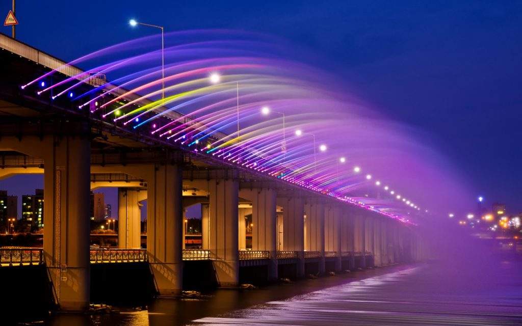 世界上最长的桥梁喷泉——盘浦大桥月光彩虹喷泉