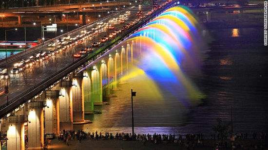 世界上最长的桥梁喷泉——盘浦大桥月光彩虹喷泉
