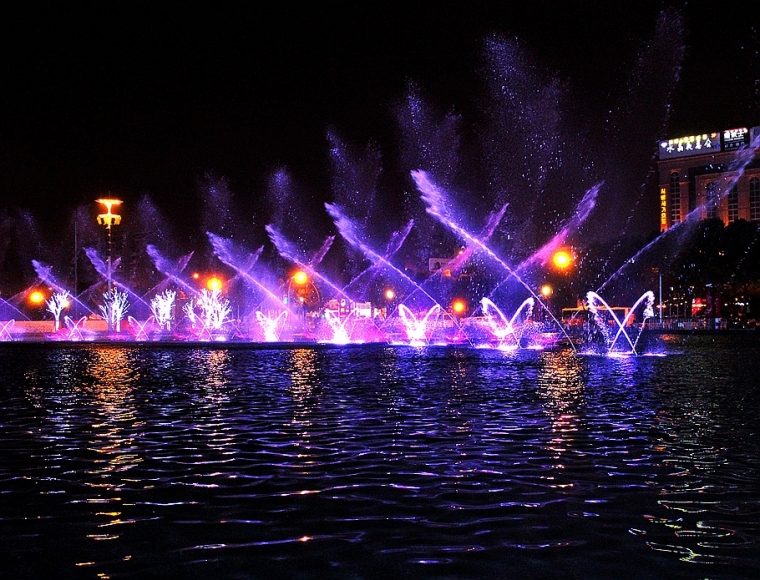 夜幕下的上海爱琴海“海上世界”音乐喷泉，竟这样"撩人"....
