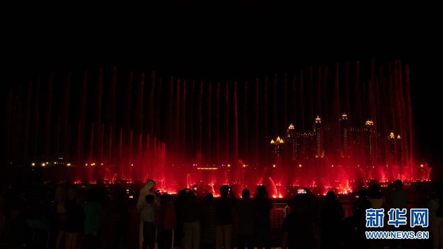 新华网 | 迪拜棕榈岛音乐喷泉表演季开始